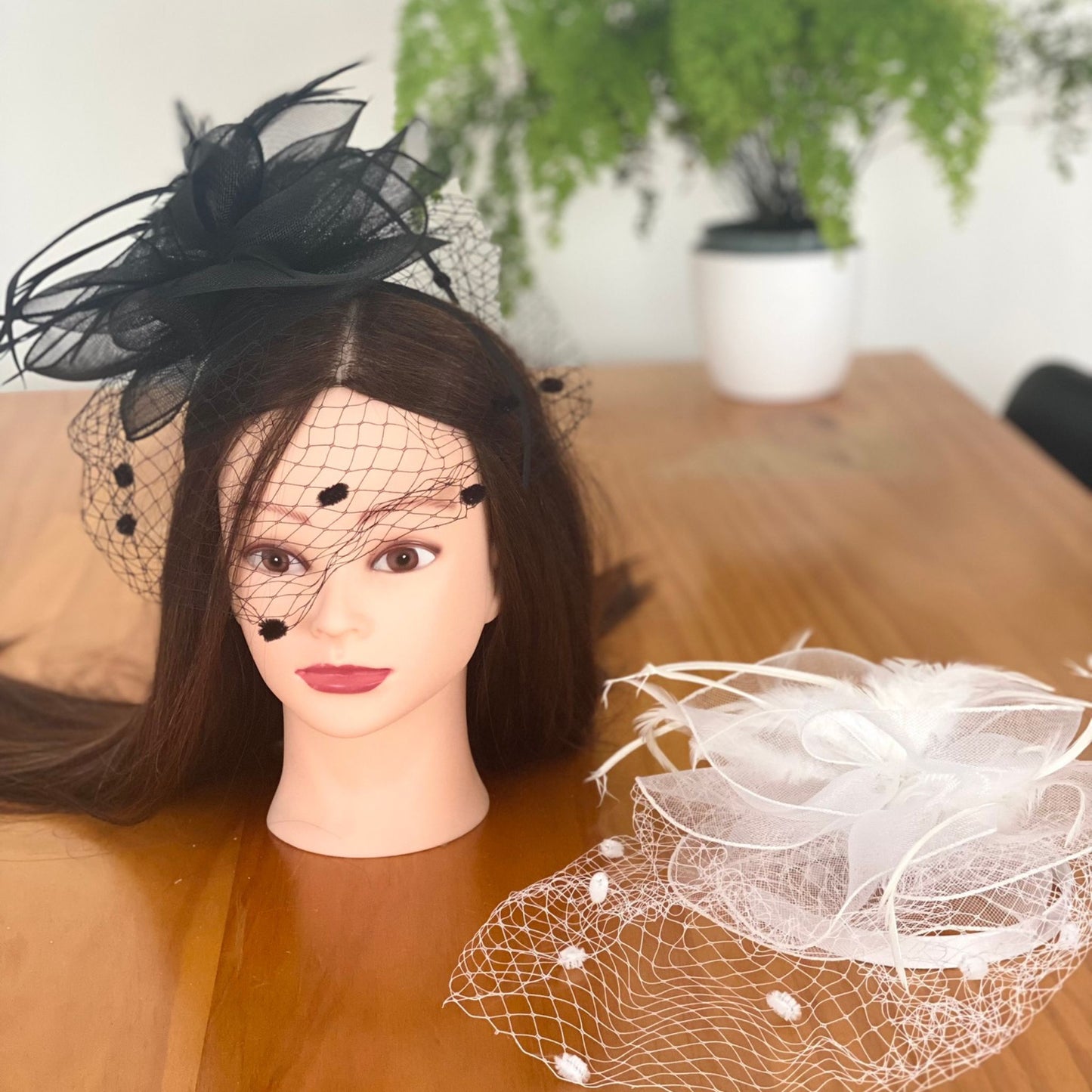 MESH FASCINATOR WITH VEIL