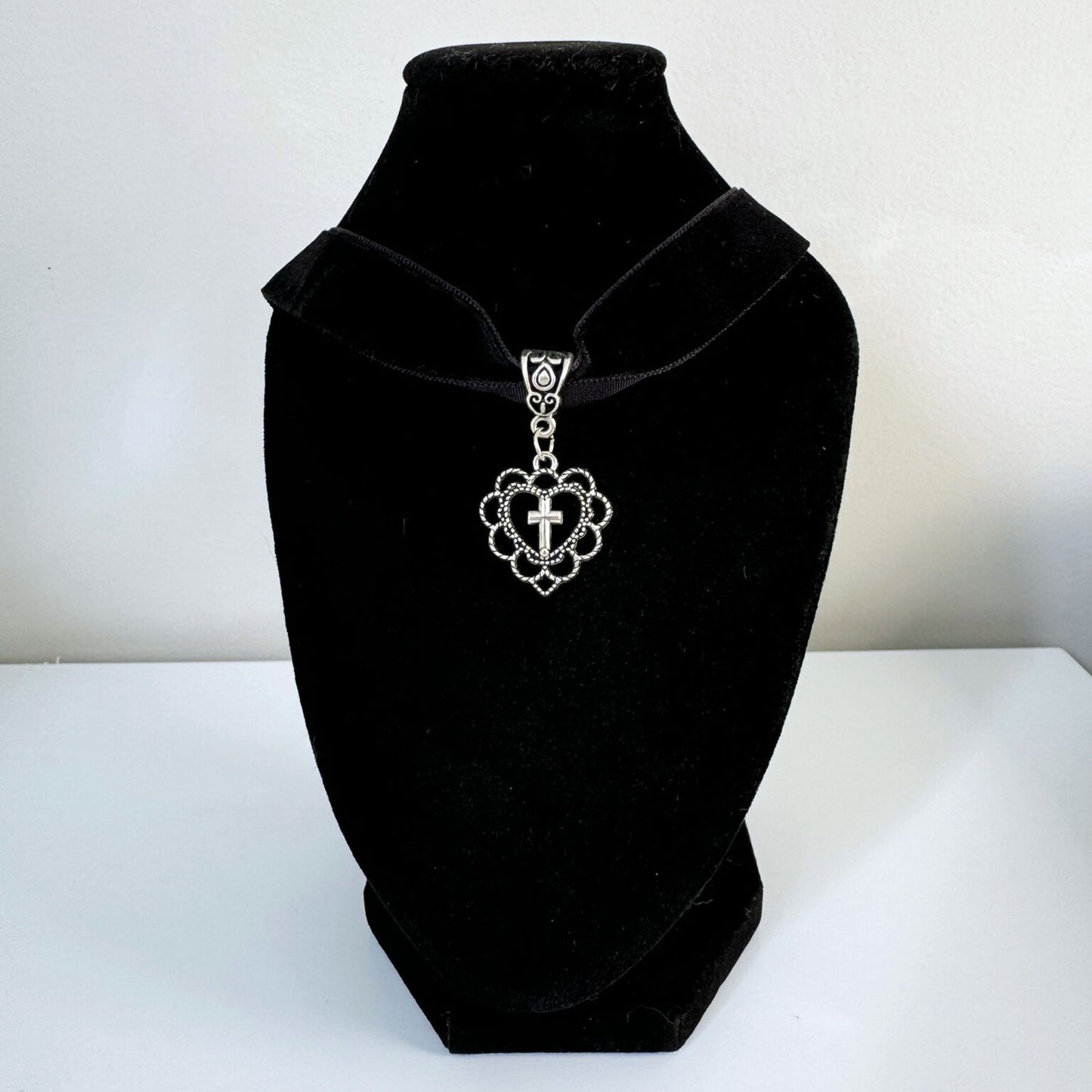 VELVET CHOKER WITH PENDANT